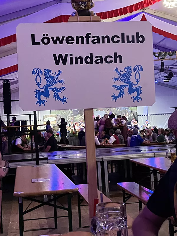 Löwenfanclub Windach Bierzelt